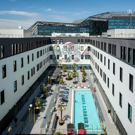 The Social Hub 4*